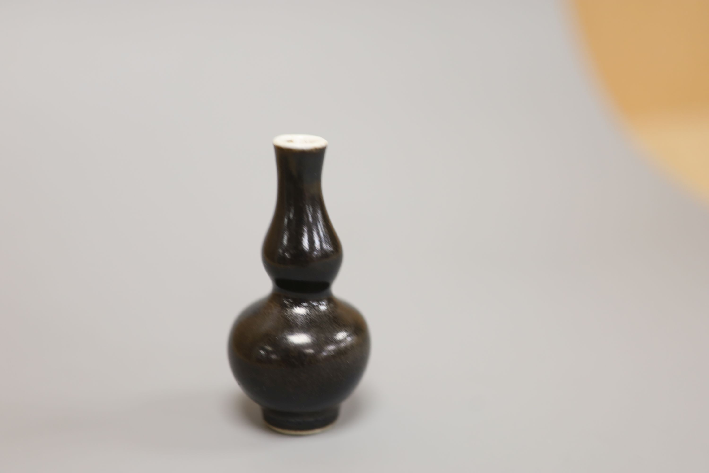 A Chinese Vungtao cargo black glaze miniature double gourd vase, height 7cm